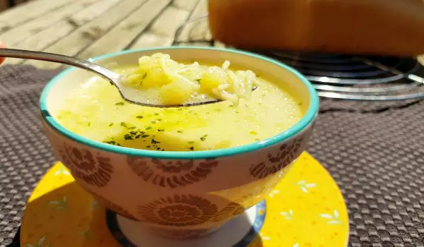 Млечна картофена супа с кориандър