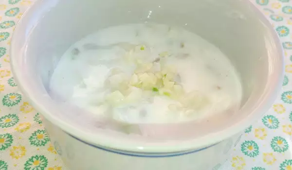 Млечна салата с карфиол и слънчогледови семки
