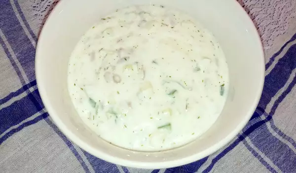 Свежа млечна салата с кисело зеле