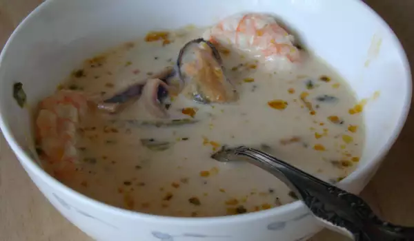 Млечна супа с морски дарове