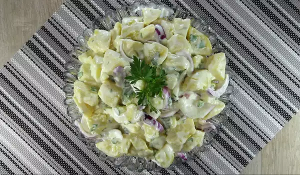 Млечна картофена салата
