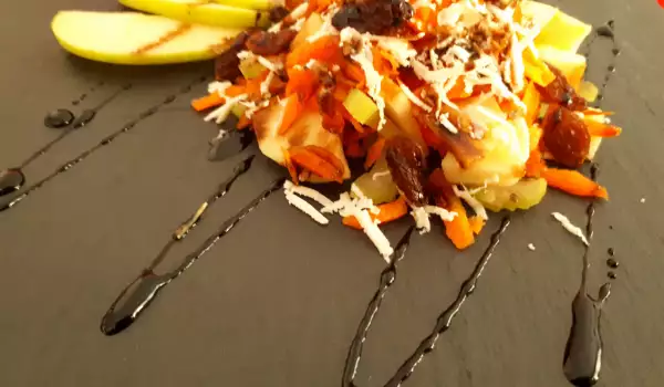 Морковена салата с орехи и сирене