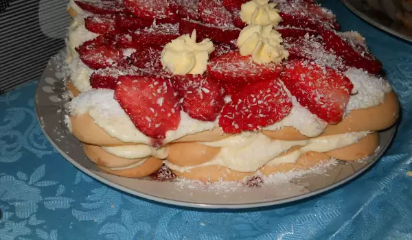 Надиплена торта с ягоди