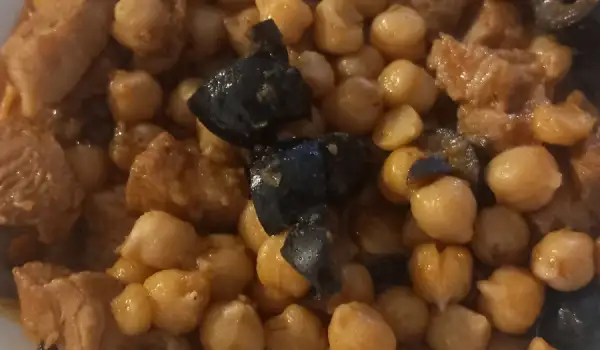 Нахут с месо и маслини