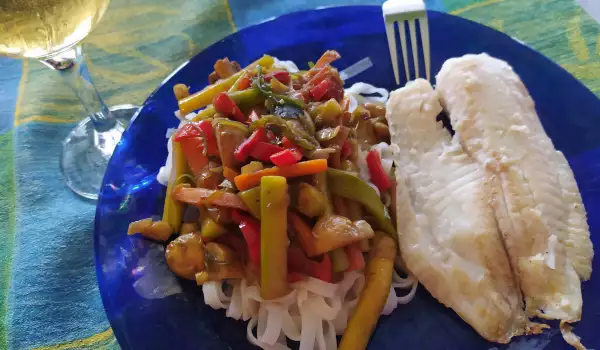 Нудълс със зеленчуци и бяла риба по китайски