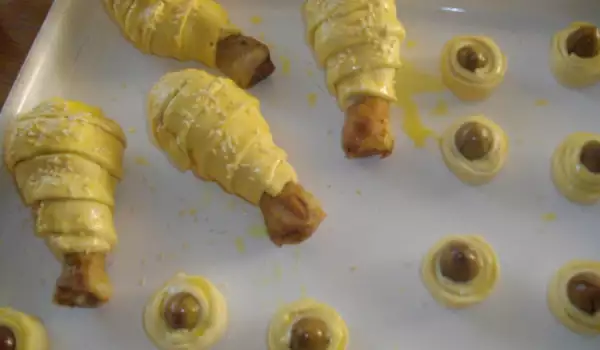Облечени пилешки бутчета и маслини в бутер тесто