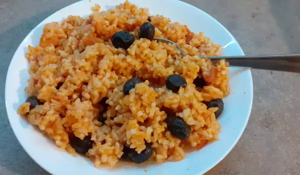 Постен ориз с домати и маслини