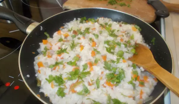 Ориз с грах, моркови и къри