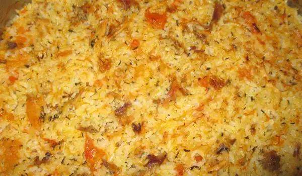 Ориз с домашна кокошка и парчета домат