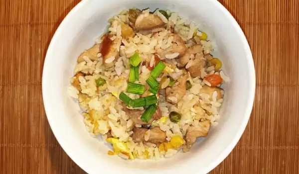 Китайски Ориз с Пилешко Месо