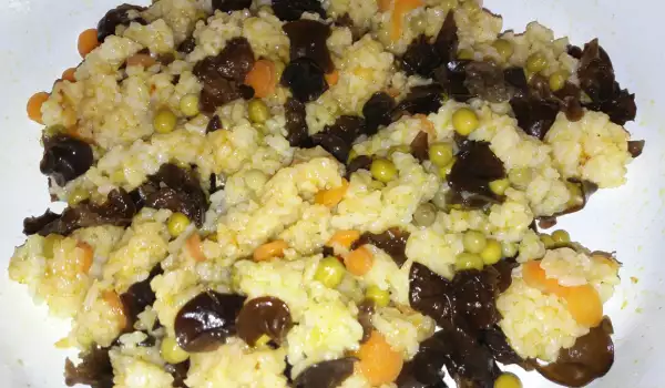 Ориз с яйца, грах и моркови по китайски