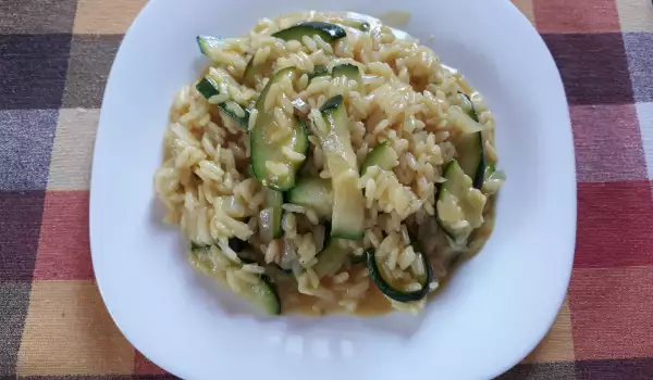 Ориз с къри и тиквички на тиган