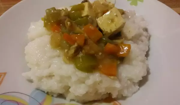 Ориз със зеленчуци и тофу в сладко-кисел сос