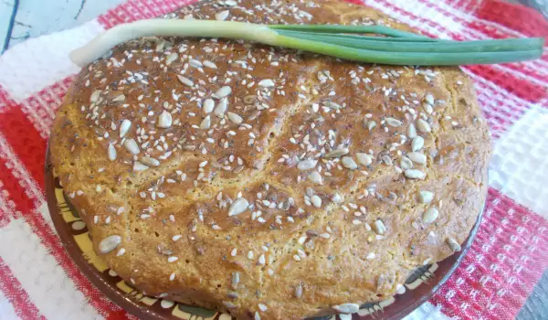 Оризов хляб с пресен лук, риган и маслини