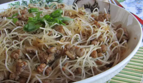Пържени оризови спагети със свинска кайма