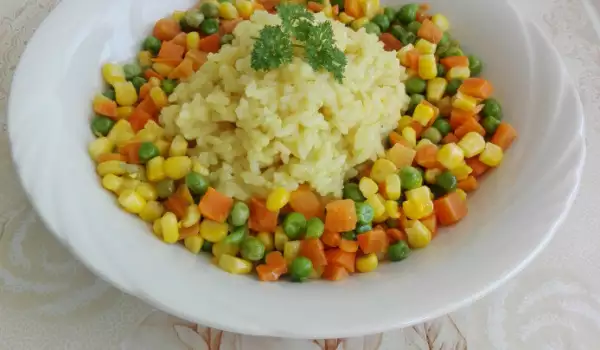 Бланширан ориз със зеленчуци на тиган