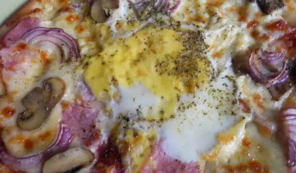 Домашна пица с бекон и яйца