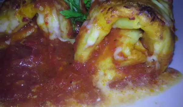 Чудни палачинкови рулца с пиле в доматен сос
