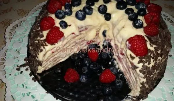 Палачинкова торта с шоколадов крем и ягоди