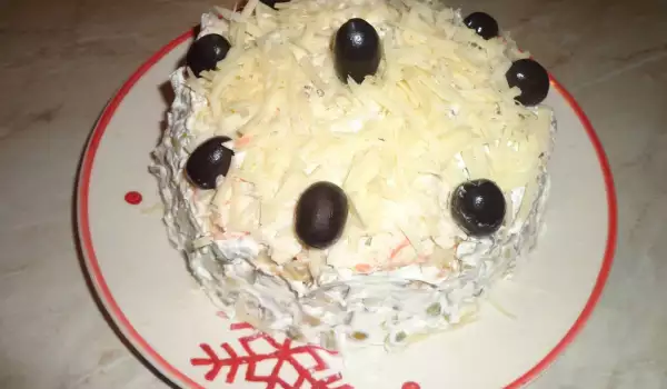 Вкусна палачинкова торта с руска салата