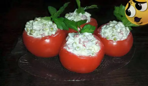 Пълнени домати със салата