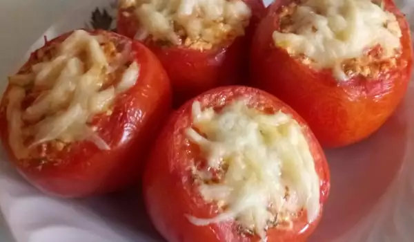 Пълнени домати с чушки и сирене