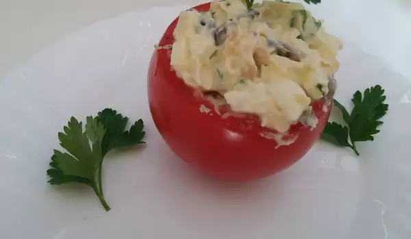 Домати, пълнени с яйчена салата