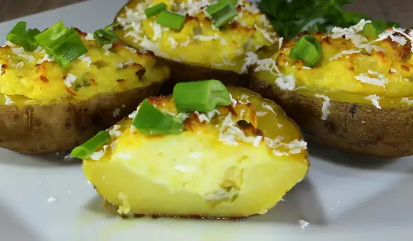 Пълнени картофи с яйца, сирене и лук