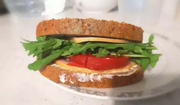 Пуешки сандвич с пълнозърнест хляб