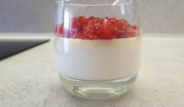 Панакота в чаша с ягодово желе