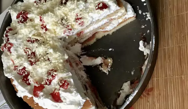 Пандишпанова торта с ягодово желе и бял шоколад