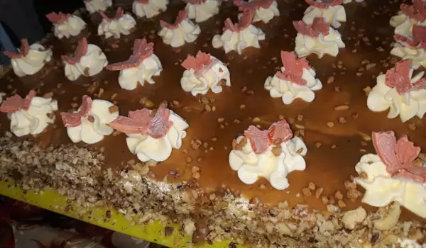 Карамелена торта с пандишпанови блатове