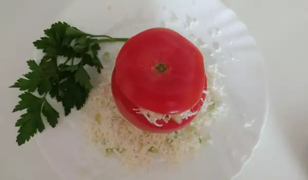 Пълнен домат със салата