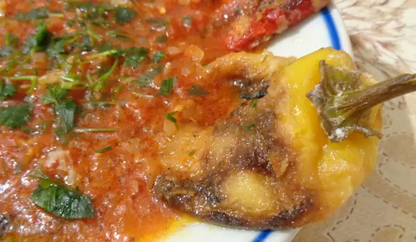 Панирани чушки с лучено-доматен сос
