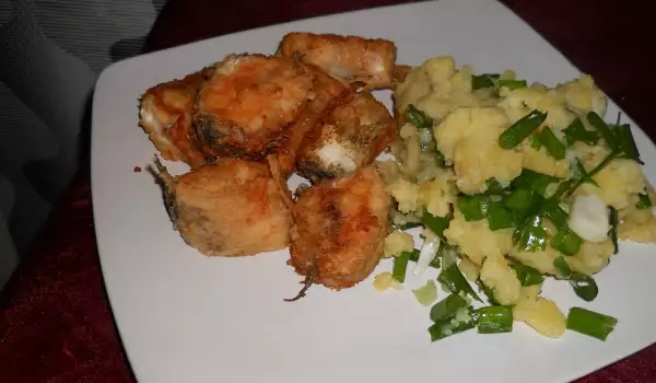 Пържена бяла риба с картофена салата