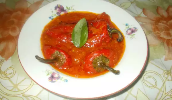 Пържени чушки с доматен сос и босилек