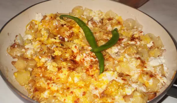 Пържени яйца с лук и картофи