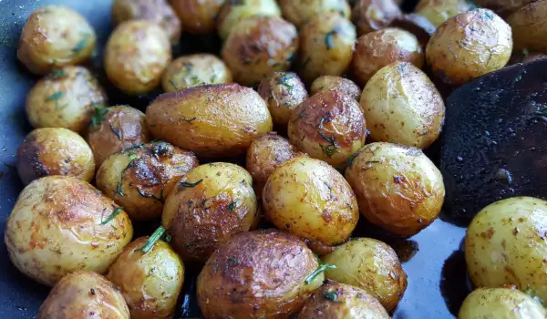Пържени пресни картофи с ароматни подправки