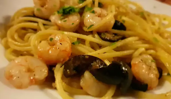 Пържени спагети със скариди и маслини