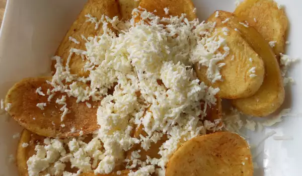 Пържени картофи в масло със сирене