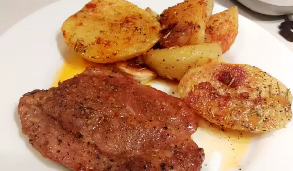Свински пържоли с ароматни лимонови картофи