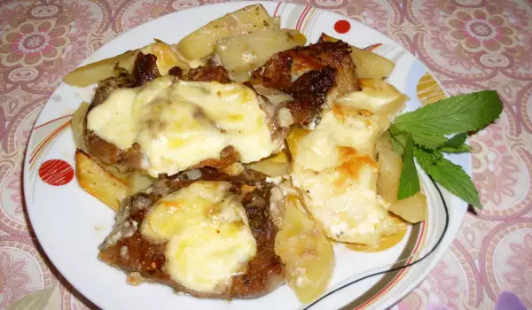 Пържоли на фурна с картофи и топено сирене