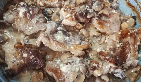 Крехки свински пържоли от бут с гъби и топено сирене