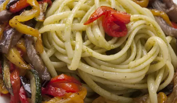 Пикантни спагети със зеленчуци и мед