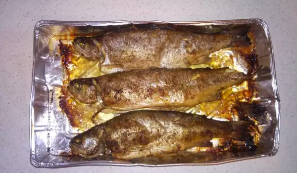 Риба пъстърва с вкусен сос
