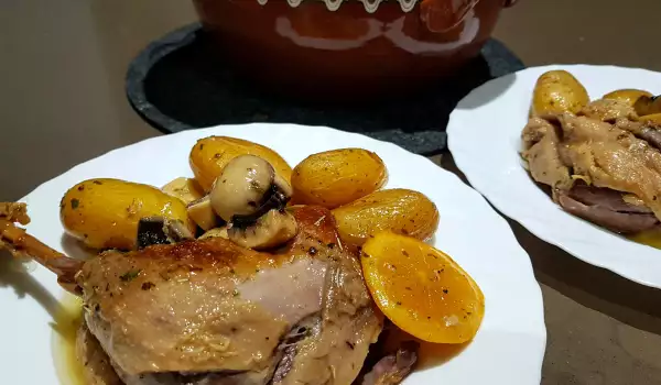 Патешко месо с гъби и картофи в гювеч