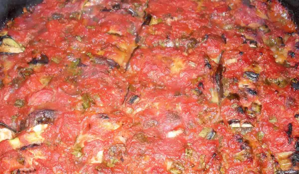 Патладжанени рулца с кайма и домати на фурна