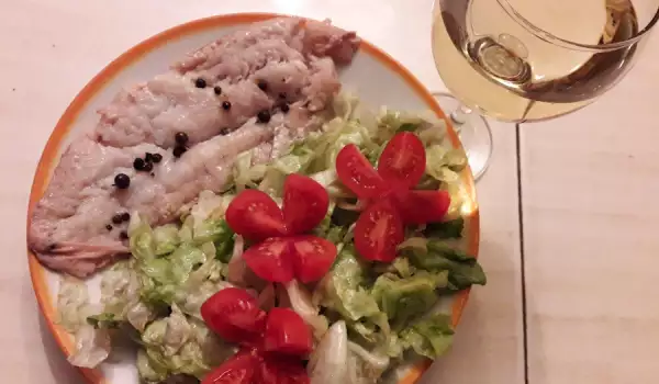 Печен хек в бяло вино със салата Айсберг