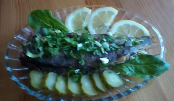 Печена риба с пролетни зелении