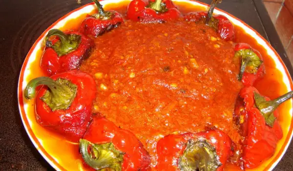 Печени чушки с чеснов доматен сос